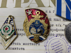 Нагрудные знаки «Отличник речного флота» и «150 лет Волжскому пароходству» из семейного архива